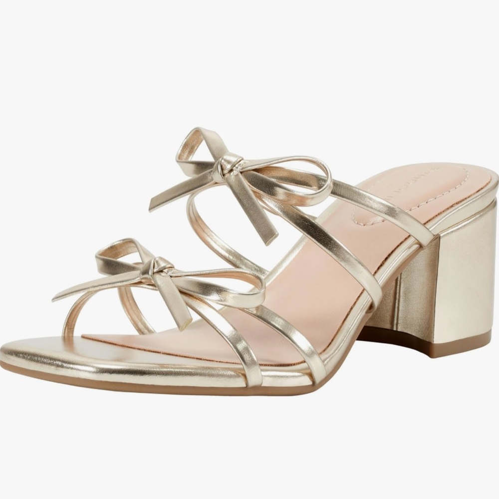 Cute gold bow sandals 👡